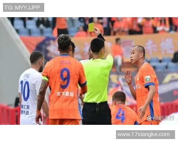 沙滩上奔跑的足球明星展现激情与活力的精彩瞬间