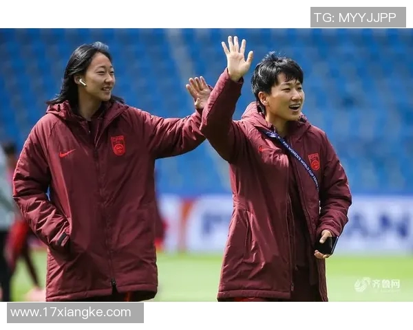 足球明星与女球迷亲密合影展现激情瞬间的精彩时刻